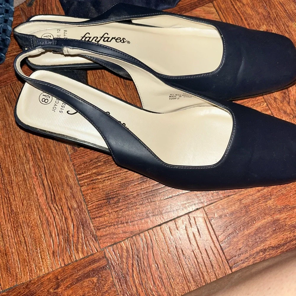 Sleek Black Heels with Square Toe Design - Picture 2 of 5
